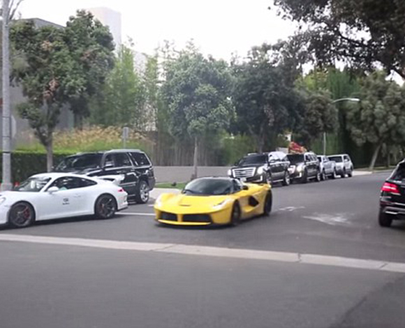 بالفيديو والصور ... شيخ قطري يثير الفوضى في بيفرلي هيلز ويسبب بأزمة بسبب لافيراري